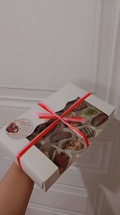 Клубника, финики  в шоколаде