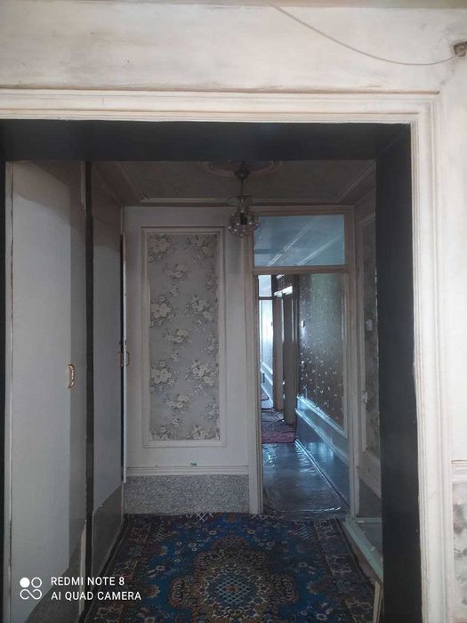 Uy sotiladi Chirchiq 8-MKR 3 xona yo'lni yuzida