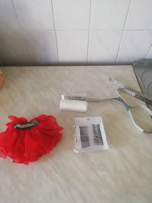 Продам бант, заколки-новые.