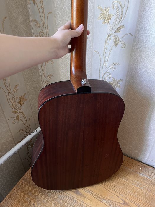 Акустическая гитара бренда «Deviser»