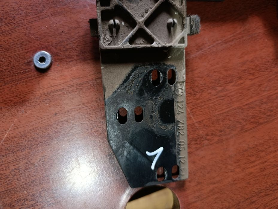 Салазка люка на Мерседес W124