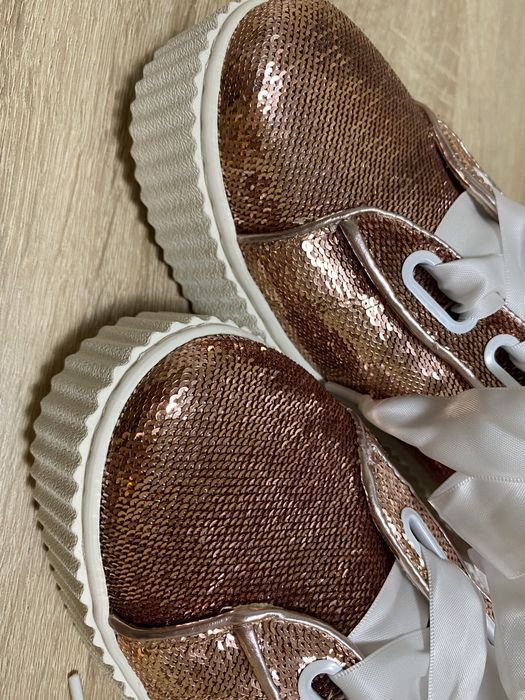 Чисто нови дамски обувки