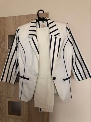 Дамски костюм бяло със синьо