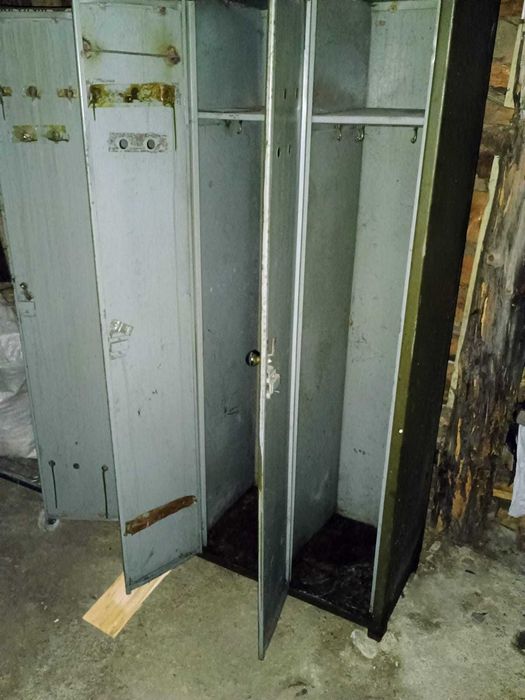 Метален шкаф със три секции