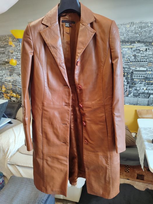 Дамско манто от естествена кожа.Закупепо от Zara (Гърция). Размер M, дължина 94см.