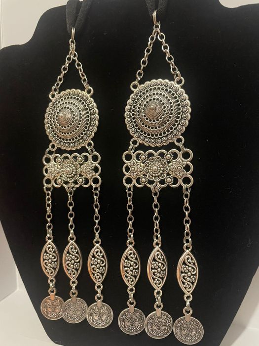 Қазақы тақия, әшекейлер.