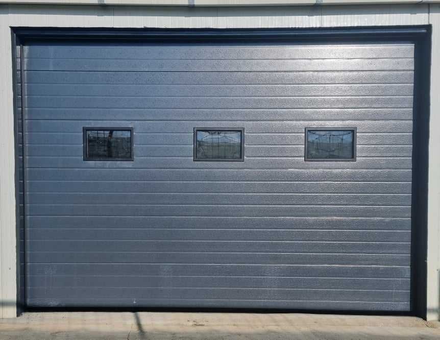 Usa de garaj la comanda