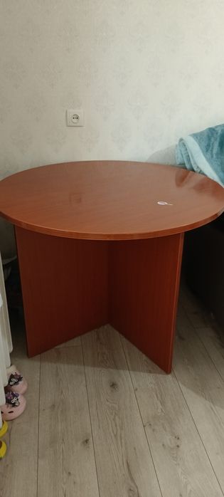 Продам удобный стол для дома