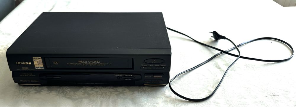 Японский видеомагнитофон Hitachi 1997 года