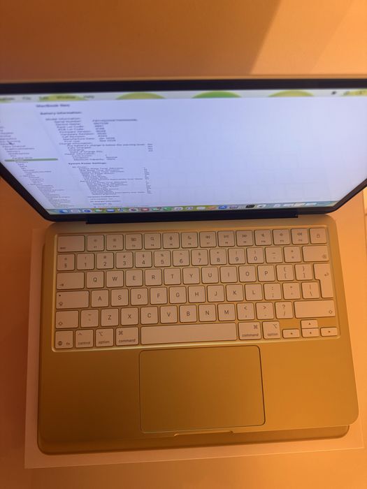 Apple MacBook Neo 13” Verde – 8GB RAM, 256GB SSD, aproape nou