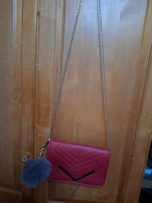 Малка червена чанта