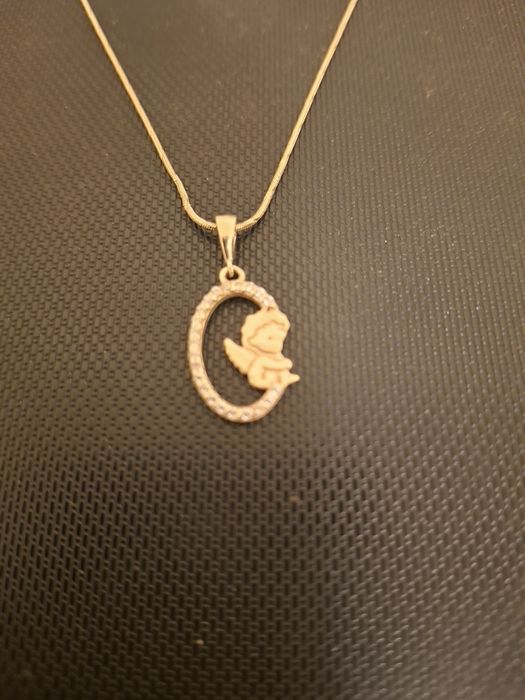 Lănțișor de aur 18k cu pandantiv incastrat cu minidiamante