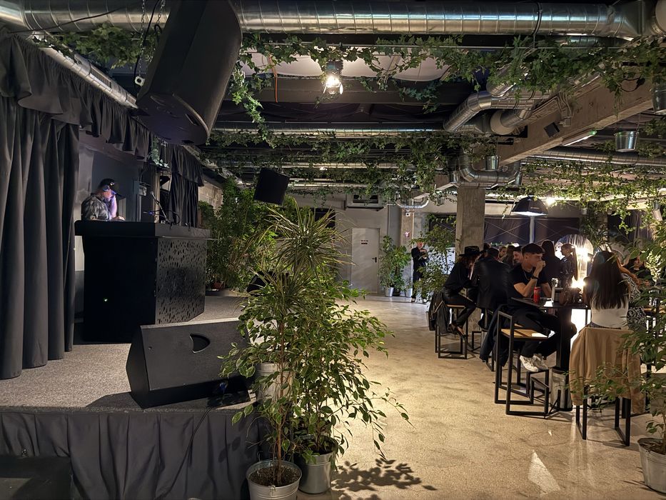 Închiriere sunet , ecrane, lumini, efecte  premium pentru evenimente 100–150 persoane