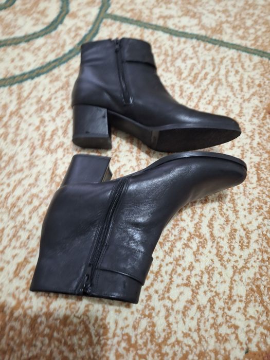 Vând  botine din piele