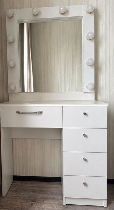 Продам косметический стол