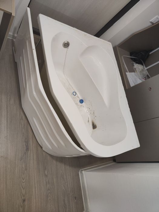 Акриловая ванна и умывальник