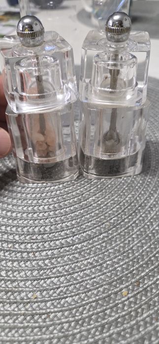 Механичка мелничка за сол и черен пипер