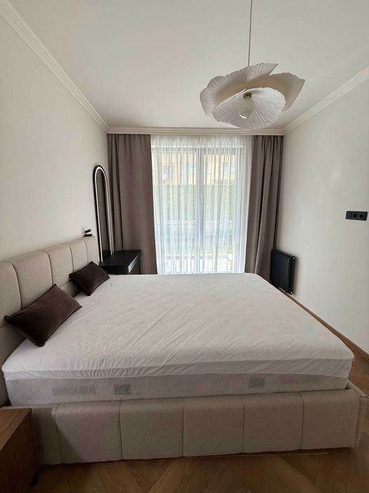 Дава се под наем обзаведен двустаен апартамент със собствен двор