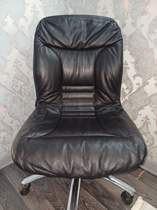 Кожаное кресло офисное