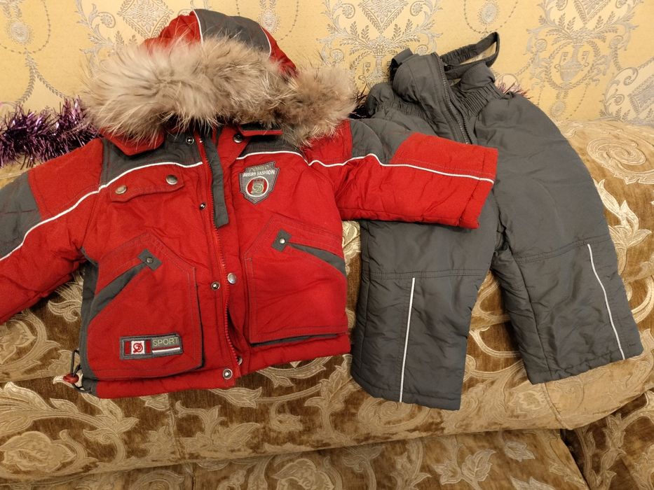 Продам зимние комбинезоны для детей на возраст 2 и 4 года