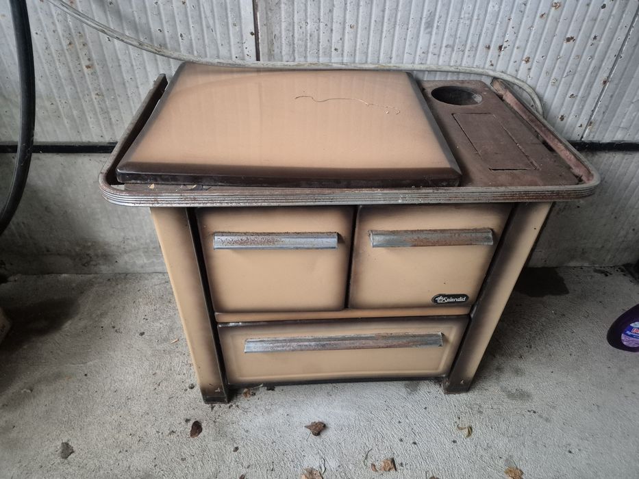 Vând soba pe lemne.