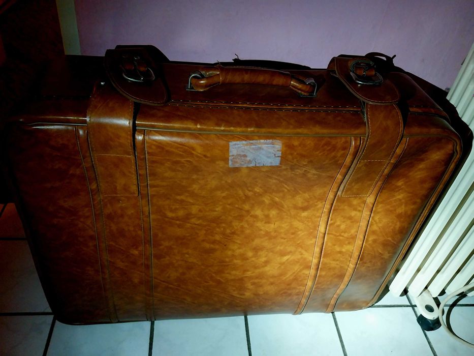 Куфар от изкуствена кожа