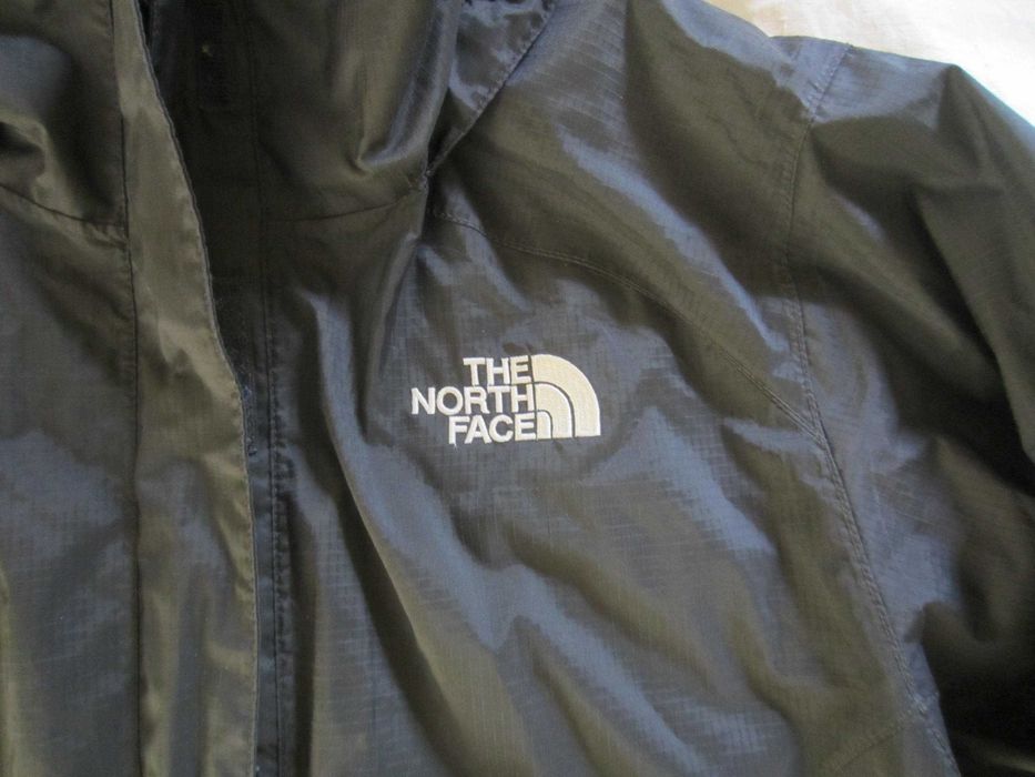 Geaca DAMA The North Face, model Hy Vent, masura M, protectie vant, ploaie, gluga nedetasabila material 100%Nylon, holograma,stare f.buna stare f.buna
