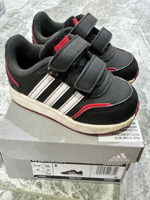 Дестки черни маратонки