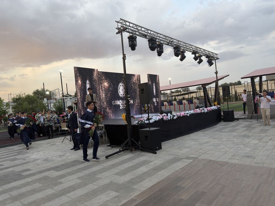 Arenda podium svetotexnika led ekran zvuk