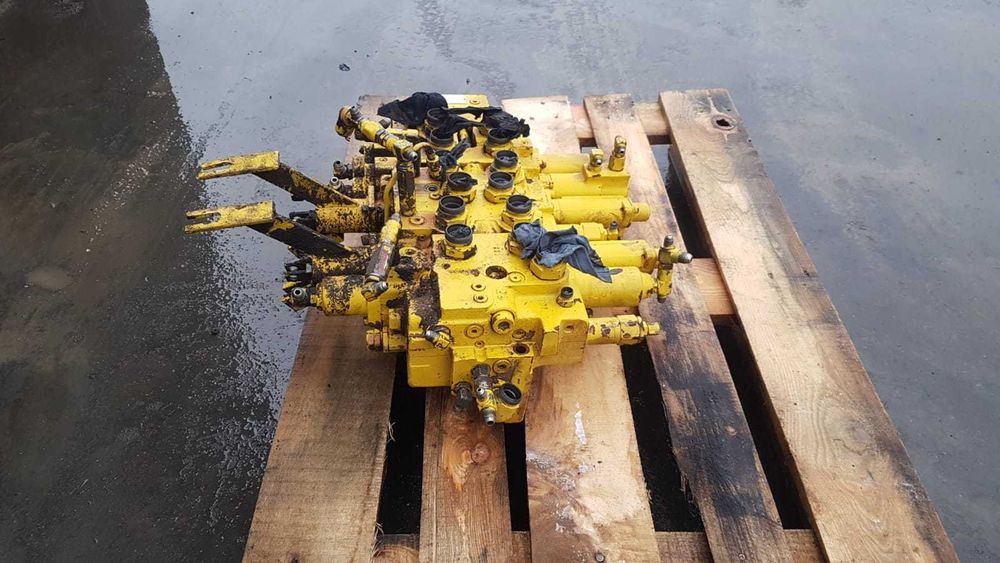 Distribuitor hidraulic Kawasaki pentru Kobelco SK 210