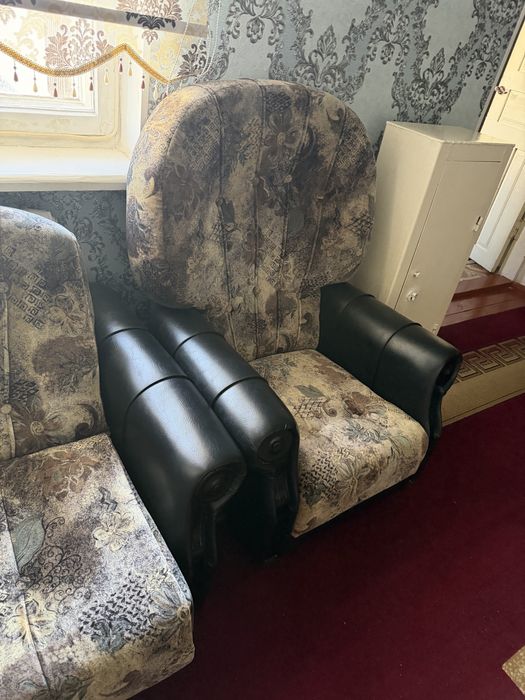 Диван с кресломи