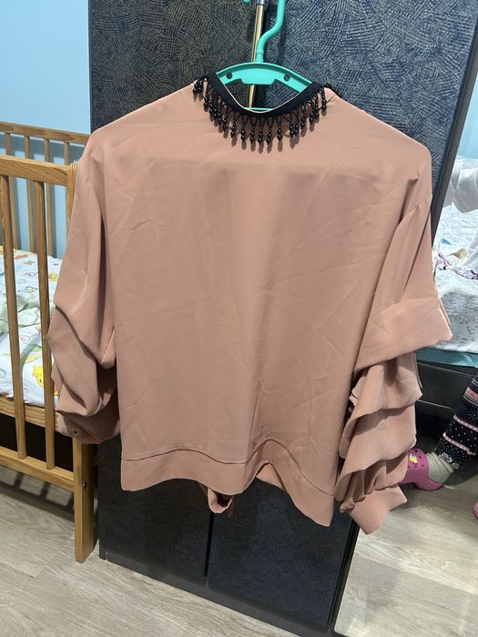 Camasa deosebita cu aplicatii la gat