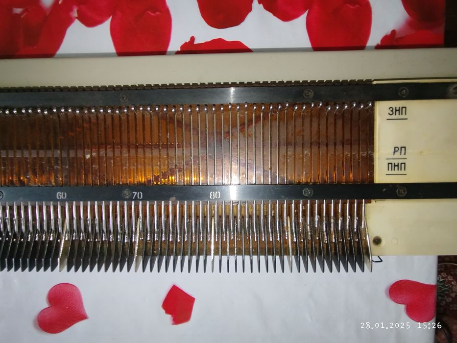 Продается вязальная машина Нева 6 с инструкцией и запчастями.