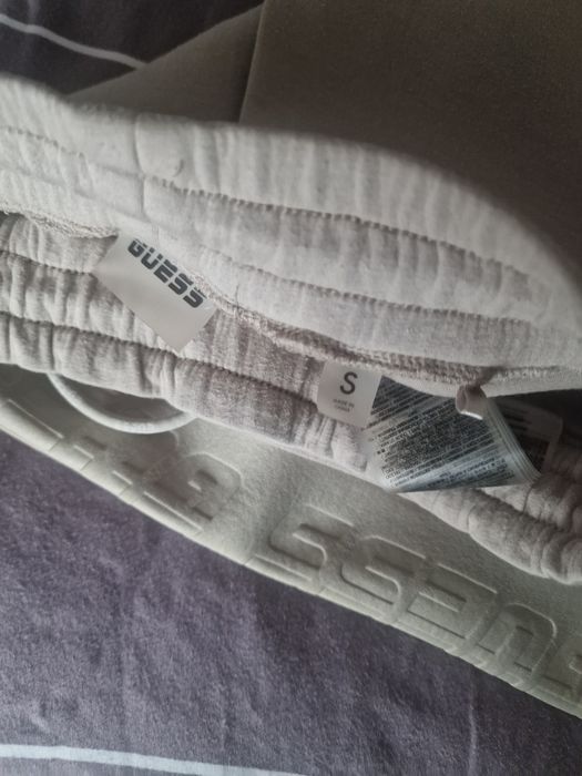 Продавам долнище GUESS