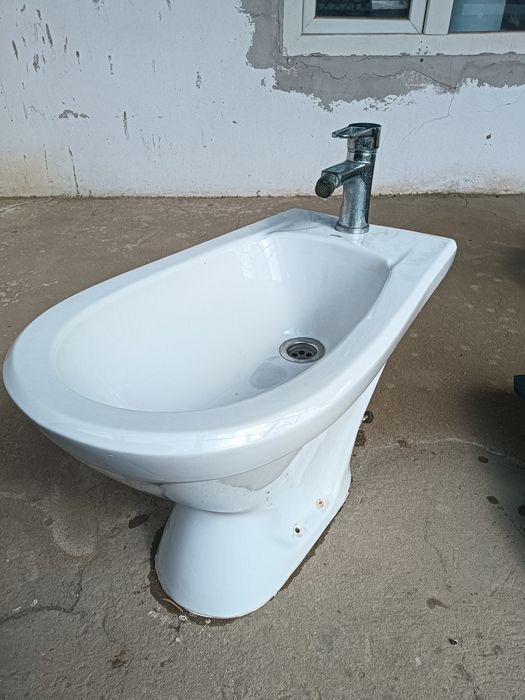 Биде напольное с смесителем