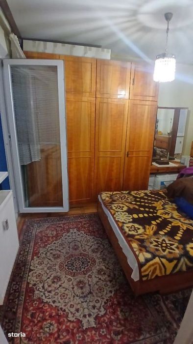 2 cam Sagului aproape de Piata Bloc Izolat