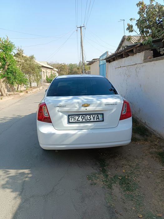 Машина, лассети 2010 сотилади, пробеги 220000 холати яхши