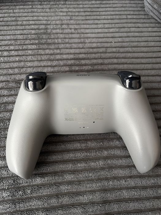 Продавам оригинален DualSense джойстик за PlayStation 5. Почти без никакви забележки.