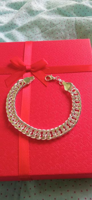 Масивна, сребърна гривна. Класически модел за мъж.В кутия.