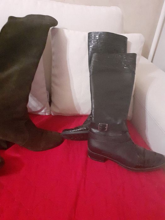 Продавам три чифта ботуши  модерни  и актуални за сезона.