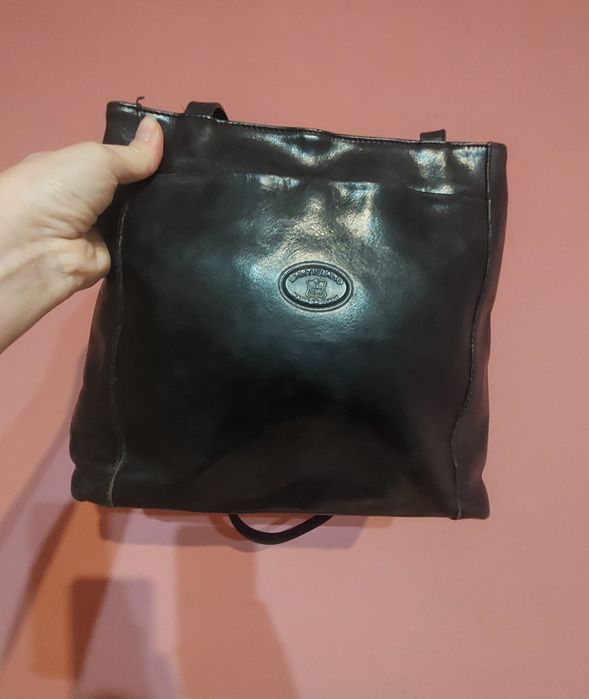 Poșetă piele naturală, cu tortițe lungi și 2 compartimente.