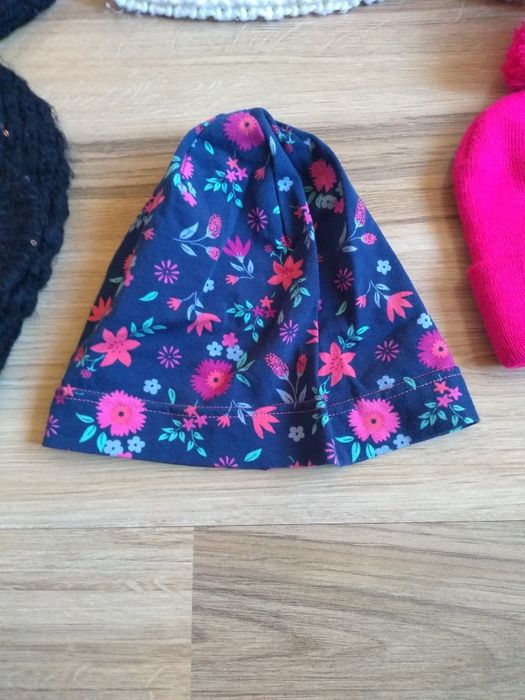 Лот от зимни шапки