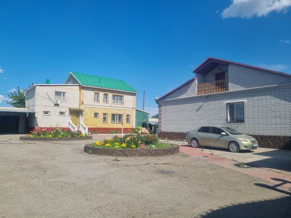 Продам два дома в одном участке