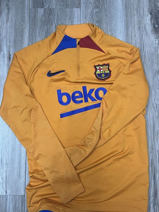 Екип на Barca.