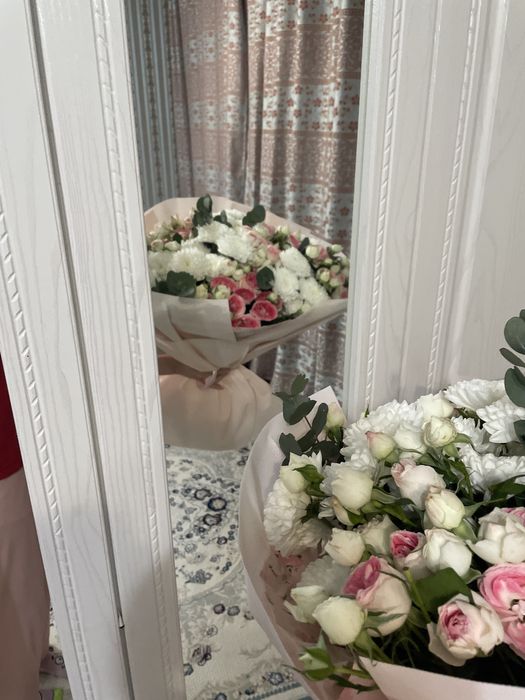 Букет из хризиантем и кустовых роз
