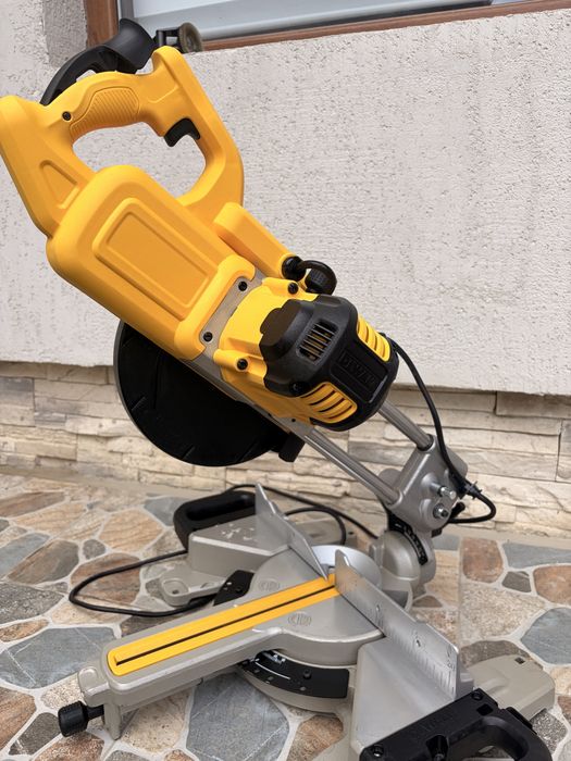 Fierăstrău circular Dewalt 2026