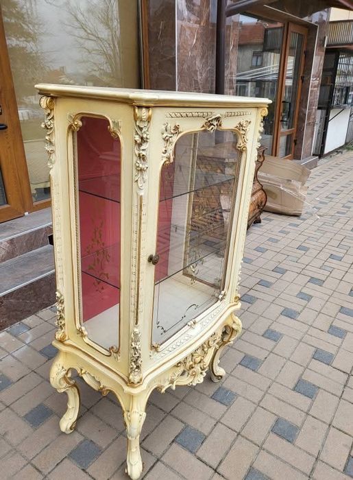 Прекрасна витрина марка Silik