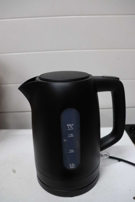 Кана Amazon Basics 1.7 л, 2200 W, без BPA с 360° основа, автоматично изключване и подвижен филтър за котлен камък, матово черно