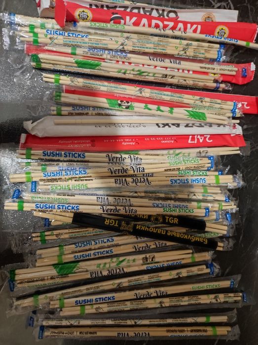 Посуда и столовые приборы за Барни