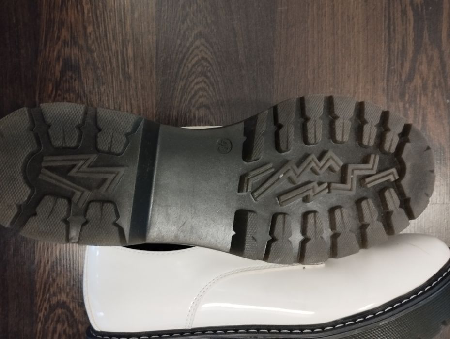 Лачени бели обувки с черна дебела подметка